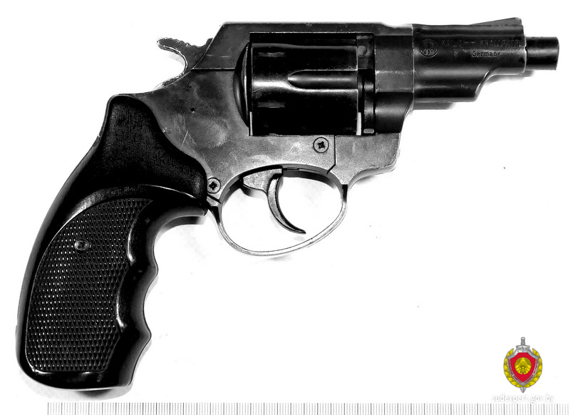Самодельные винтовку и револьвер нашла бабуля дома в тайнике у себя под печью