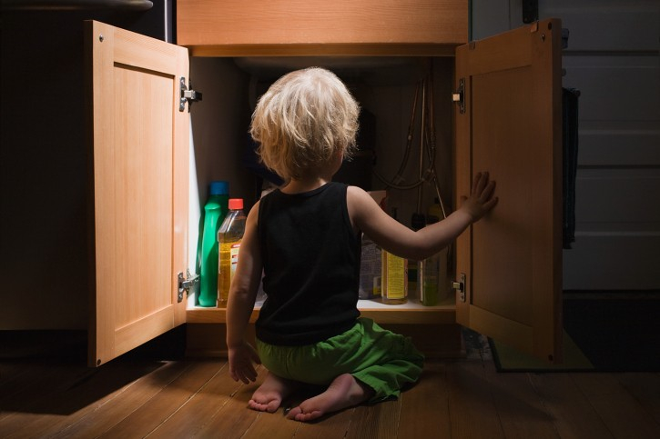 Предотвратить и уберечь: эксперты-химики о типичных ситуациях отравления детей