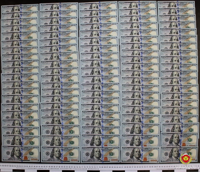 В Слониме мужчина пытался сдать в обменник более 30 тыс. фальшивых долларов